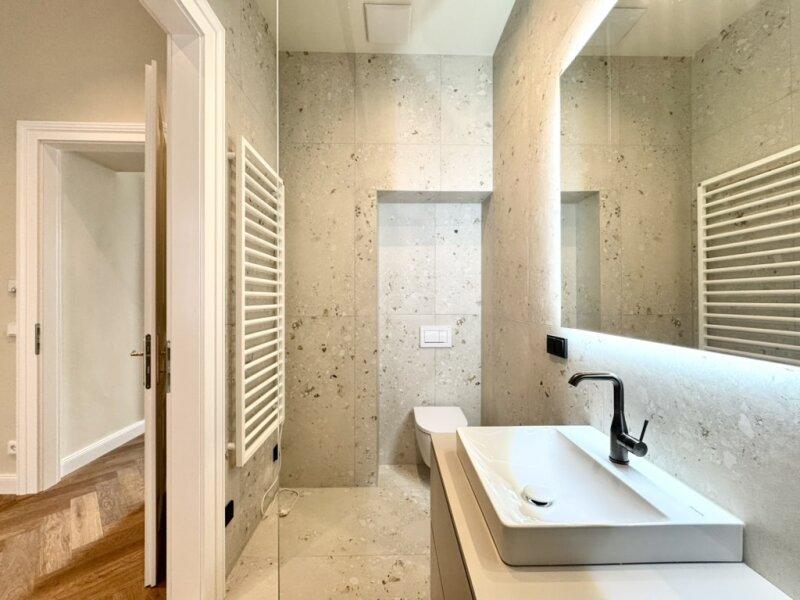 Bad mit Dusche und WC