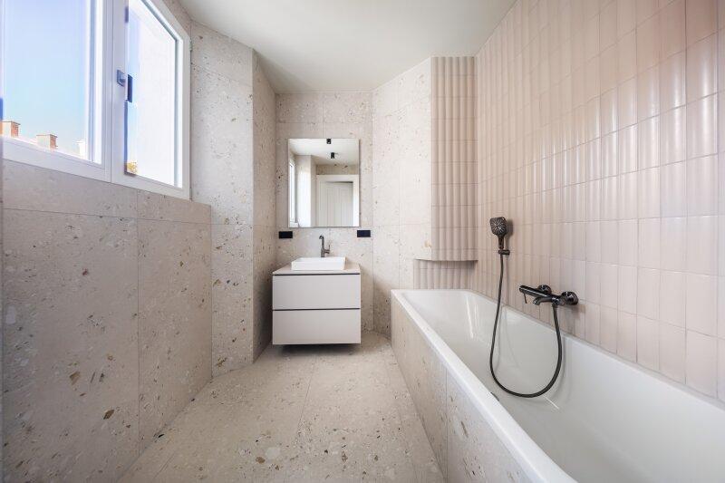 Badezimmer mit Fenster