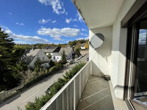 HELLE 3-ZIMMER-WOHNUNG MIT LOGGIA UND SCH�NEM FERNBLICK - KFZ-STELLPLATZ!