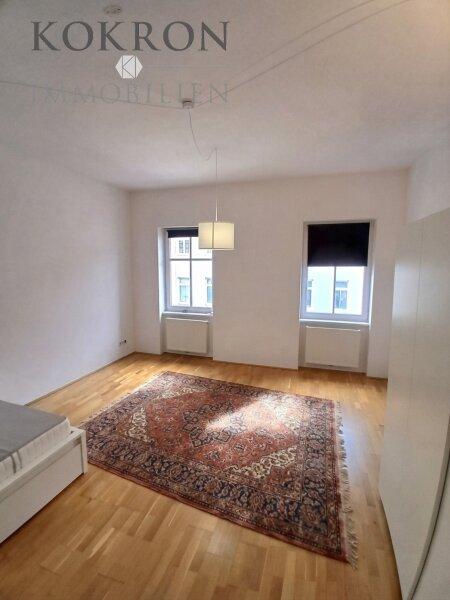 Ger�umiges Wohnzimmer