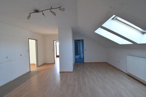 4 Zimmer Wohnung mit Balkon und PKW Abstellplatz 