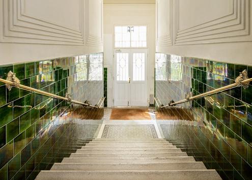 SONNIGE ALTBAUWOHNUNG MIT 2 BALKONEN