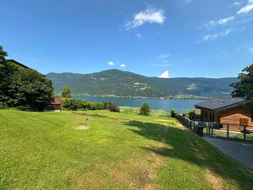 CHARMANTER SEEBAUGRUND AM OSSIACHER SEE