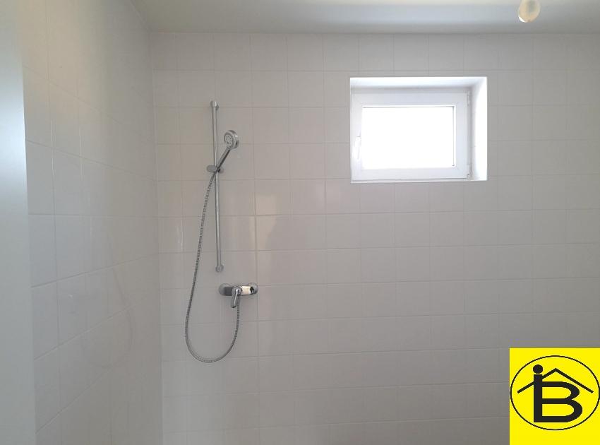 Badezimmer mit Fenst