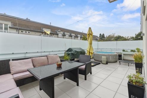 ++ HOCHWERTIG & GER�UMIG ++ VIER Zimmer mit gro�er TERRASSE