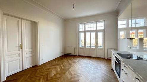 Gro�z�gige 5-Zimmer-Altbauwohnung mit moderner K�che und Loggia