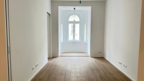 Sanierter Altbau mit Erker: Charmante 2-Zimmer-Wohnung mit separater K�che