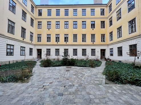 ++ GENIAL ++ Charmante ALTBAUWOHNUNG mit VIER Zimmern<br />
