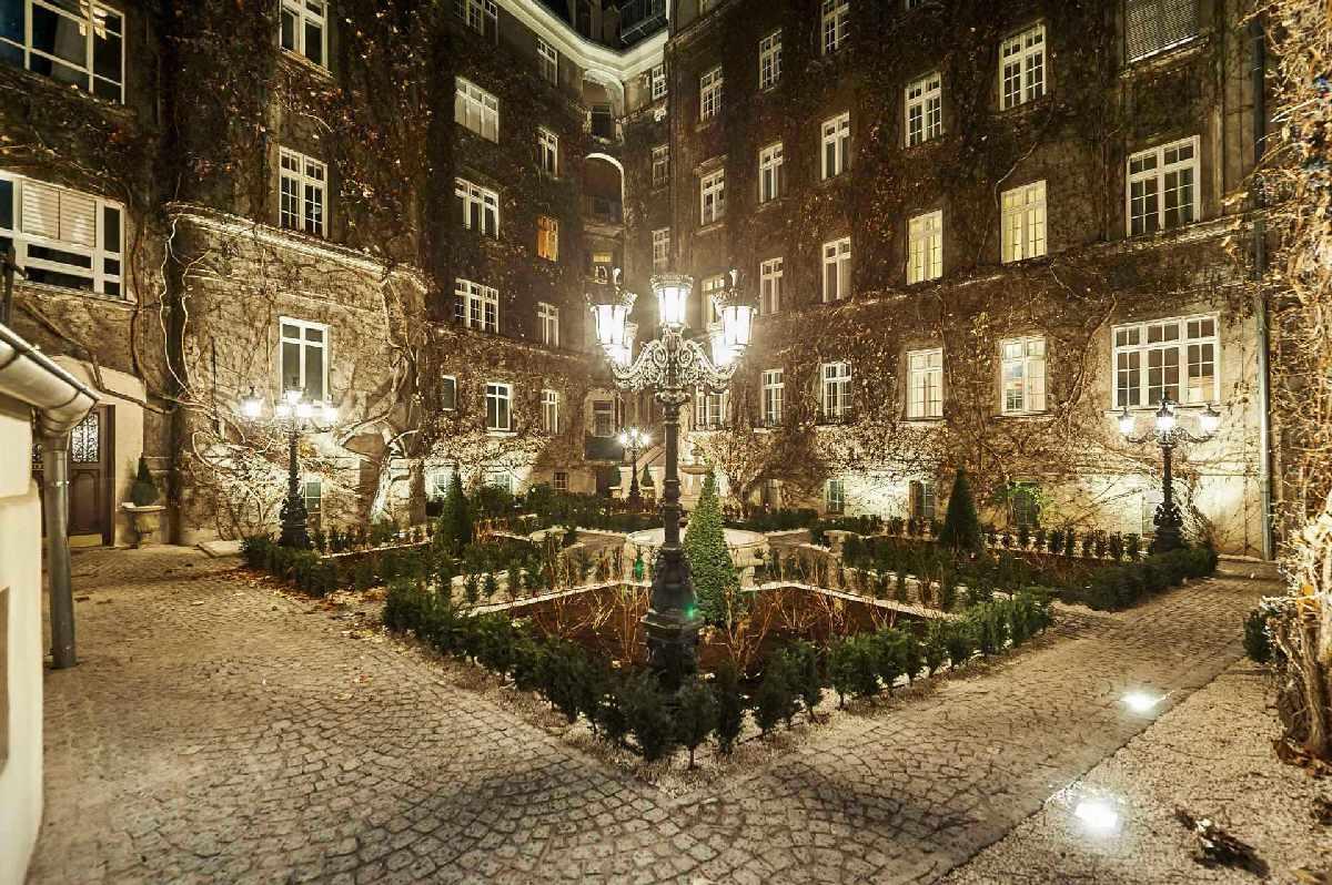 DB10114300_5837