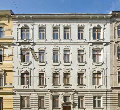RUHIGE ALTBAUWOHNUNG MIT LOGGIA, TERRASSE UND GARTEN