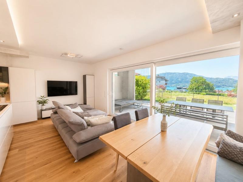Wohnraum mit Seeblic