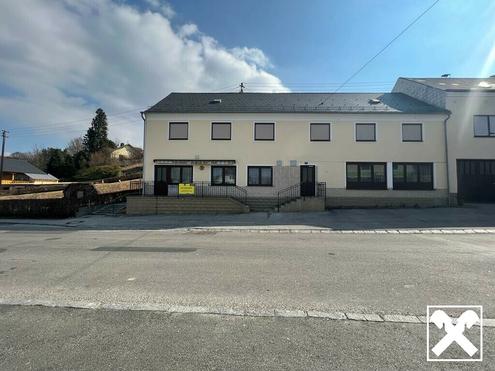 Vielseitige Immobilie - Wohnen in ehemaligem Gasthaus mit Pub und Garten