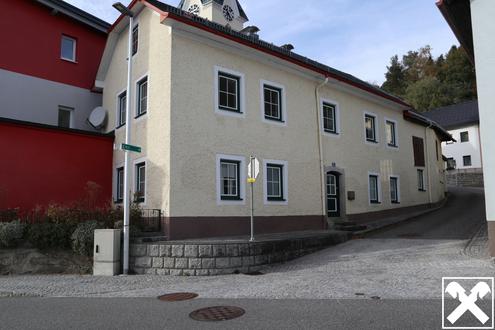 Teilsaniertes Wohnhaus mit großzügiger Wohnfläche im Zentrum