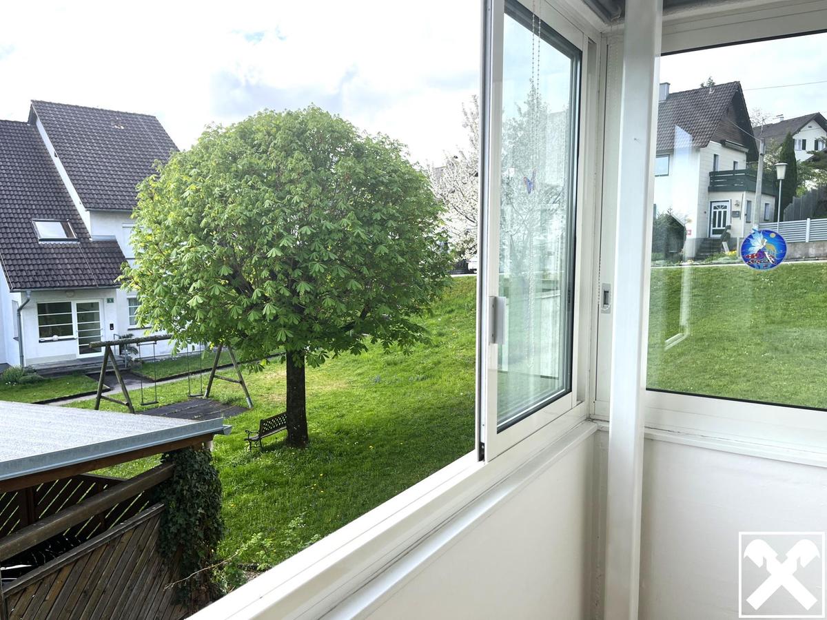 Loggia mit Aussicht auf Gemeinschaftsgarten