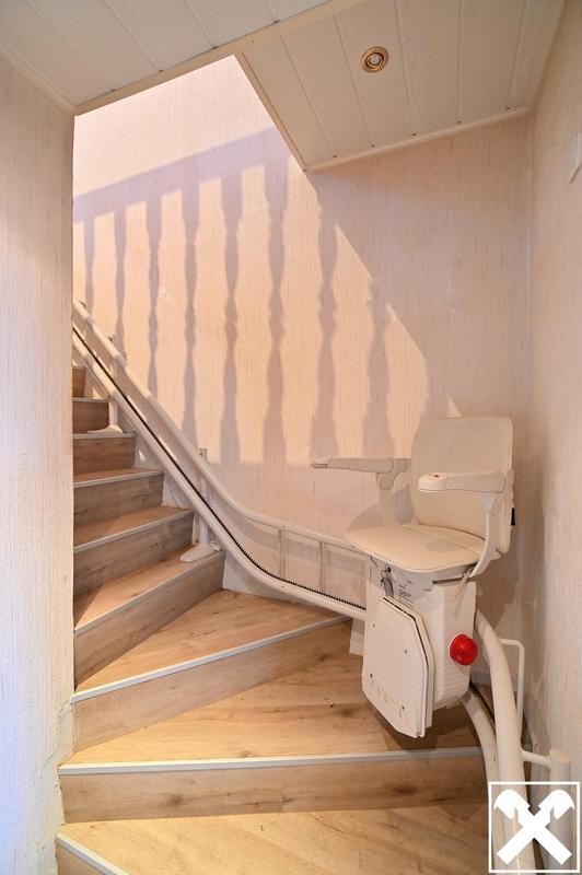 Treppe mit Treppenlift