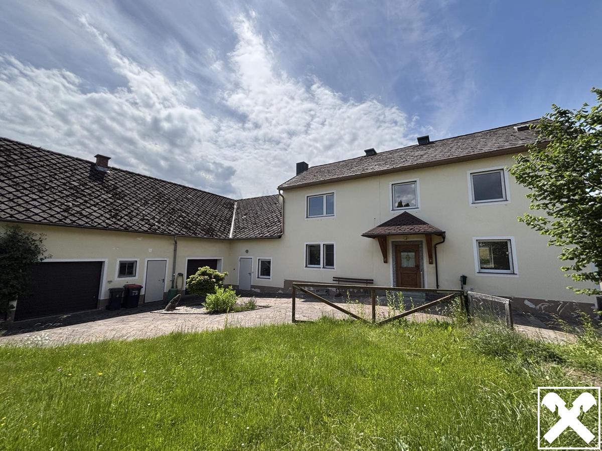 Wohnhaus mit Wirtschaftstrakt,Garagen