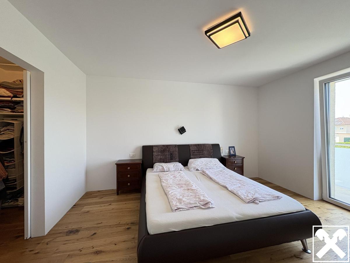 Schlafzimmer mit begehbarem Kleiderschrank