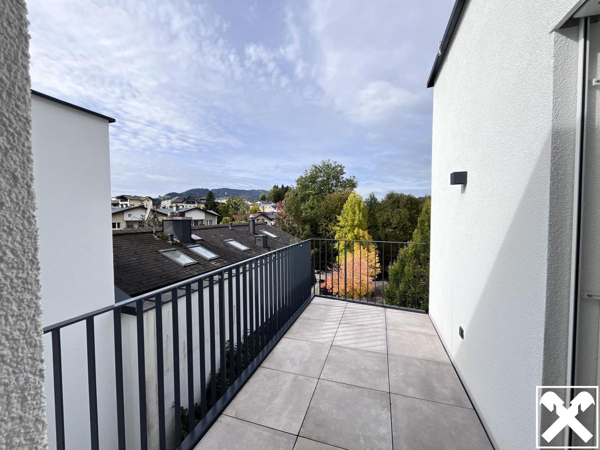 Terrasse begehbar von Flur und Schrankraum / Schlafzimmer 2