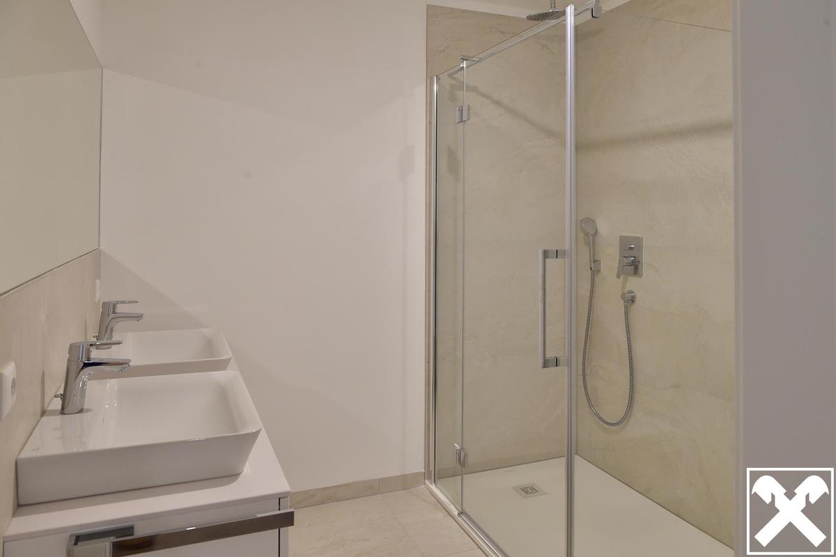 Badezimmer mit Dusche - TOP2