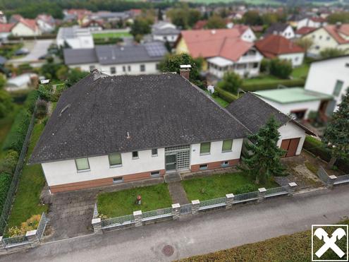 Bungalow aus den 70er Jahren mit ausbaubarem Dachboden