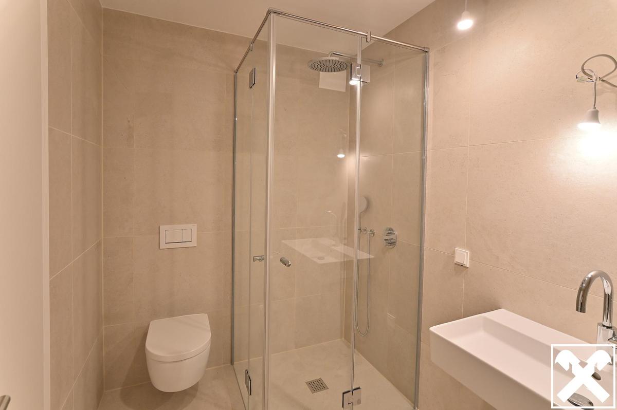 Bad + WC Schlafzimmer 1