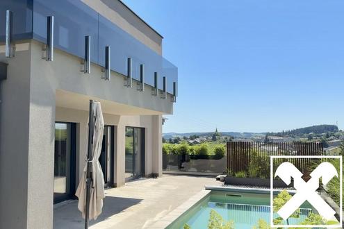 Zuhause ankommen: Traumhaus mit Salzwasserpool und moderner Gartengestaltung.