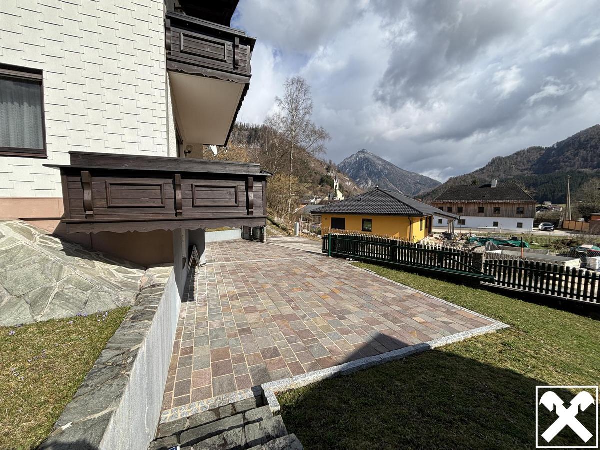 Neugestalteter Vorplatz