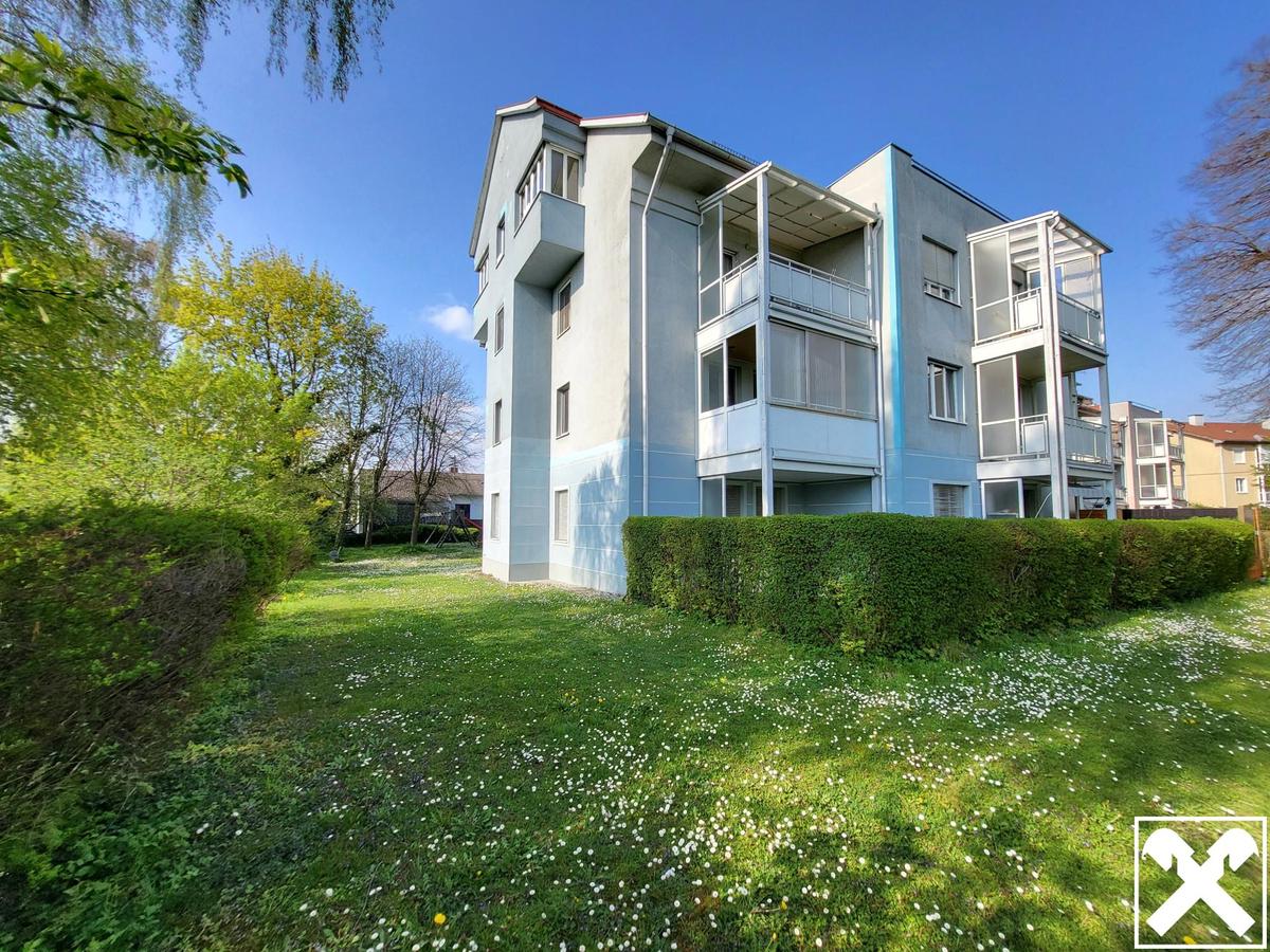 Geb�uder�ckseite und Gemeinschaftsgarten