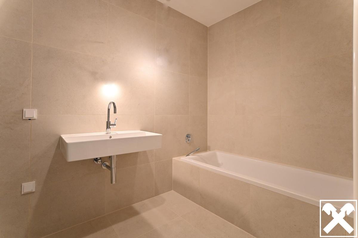 Badezimmer Schlafzimmer 1 mit Wanne, Dusche und Toilette Geg