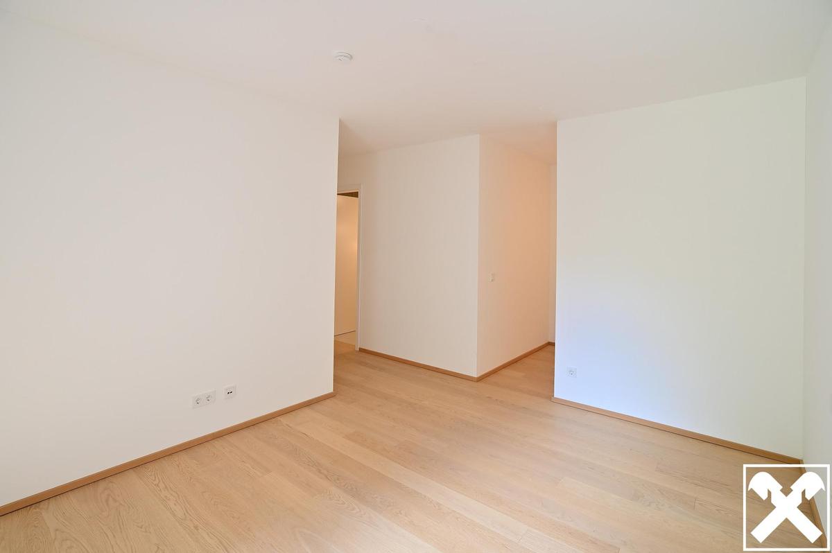 Schlafzimmer 1 mit Blick auf Bad und Schrankraum
