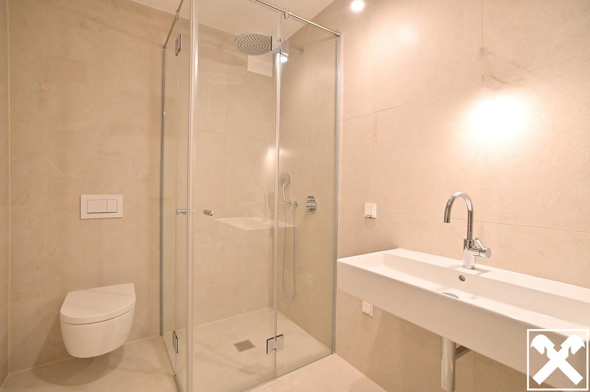 Badezimmer Schlafzimmer 1 mit Wanne, Dusche und Toilette Geg