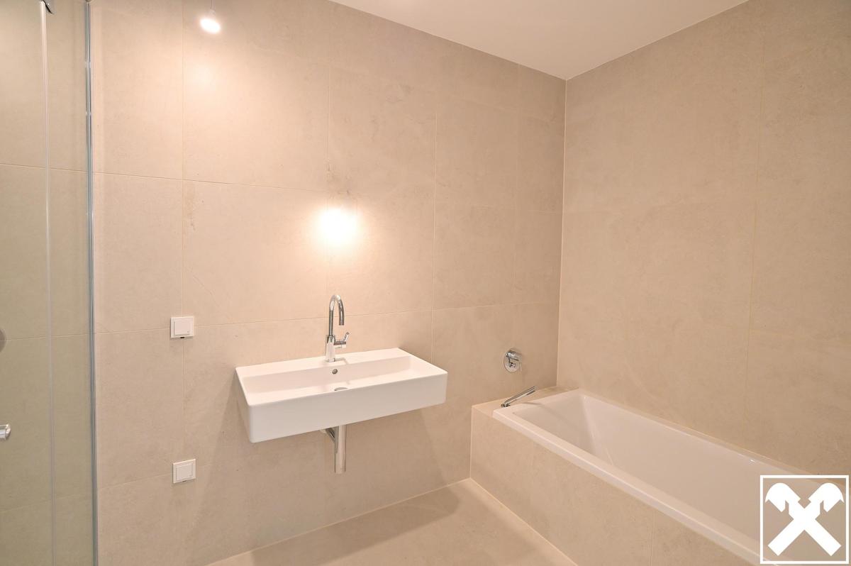 Badezimmer Schlafzimmer 1 mit Wanne, Dusche und Toilette