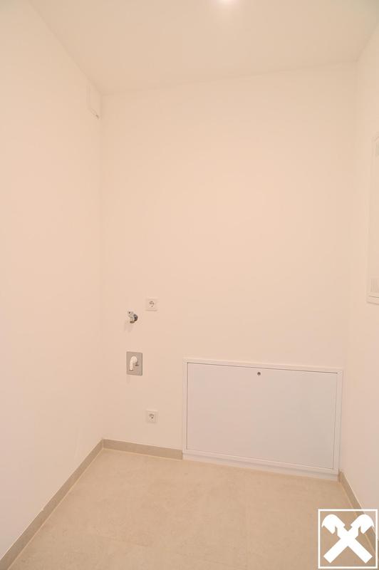Wirtschaftsraum mit Waschmaschinenanschluss und Wohnungstech