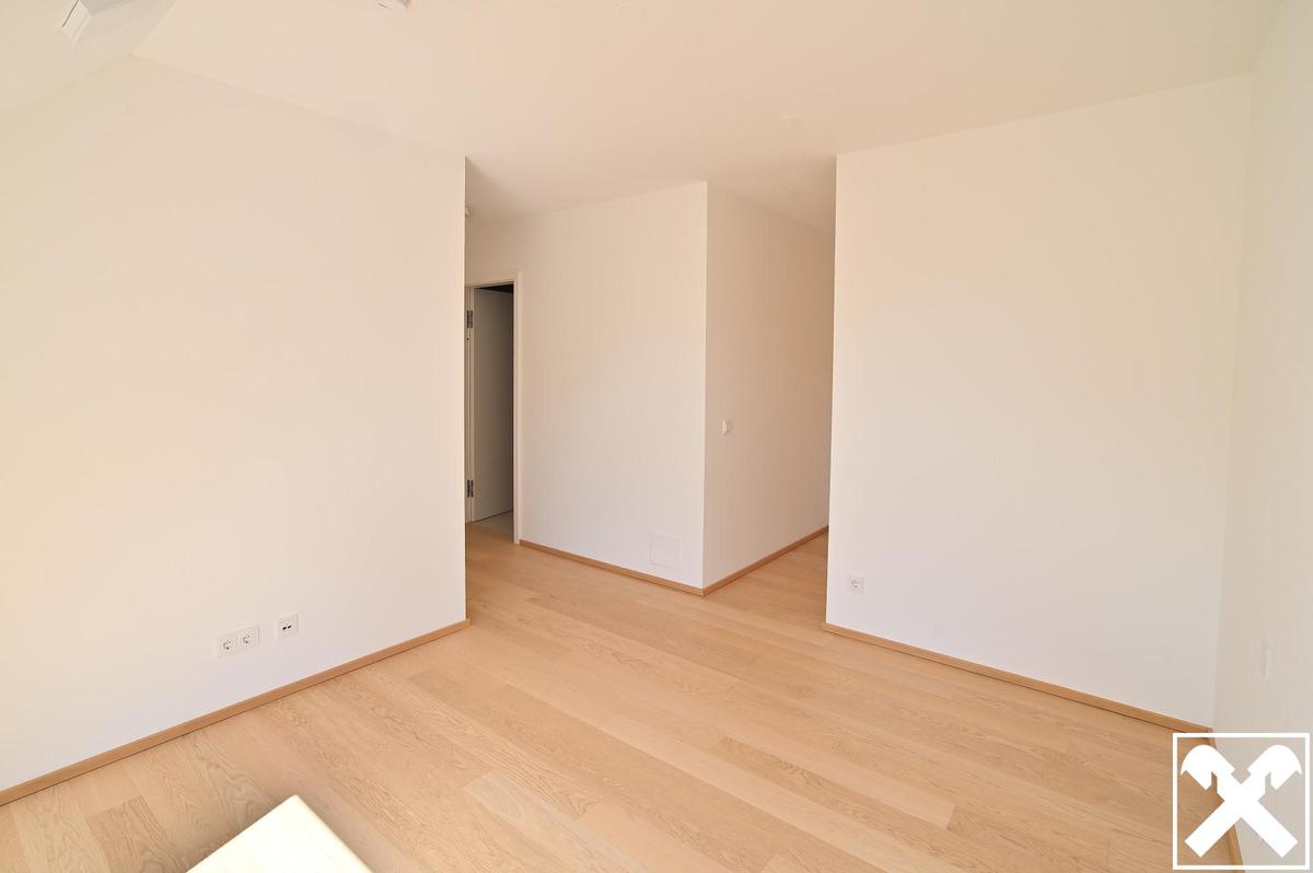 Schlafzimmer 1 Bick Richtung Bad und Schrankraum