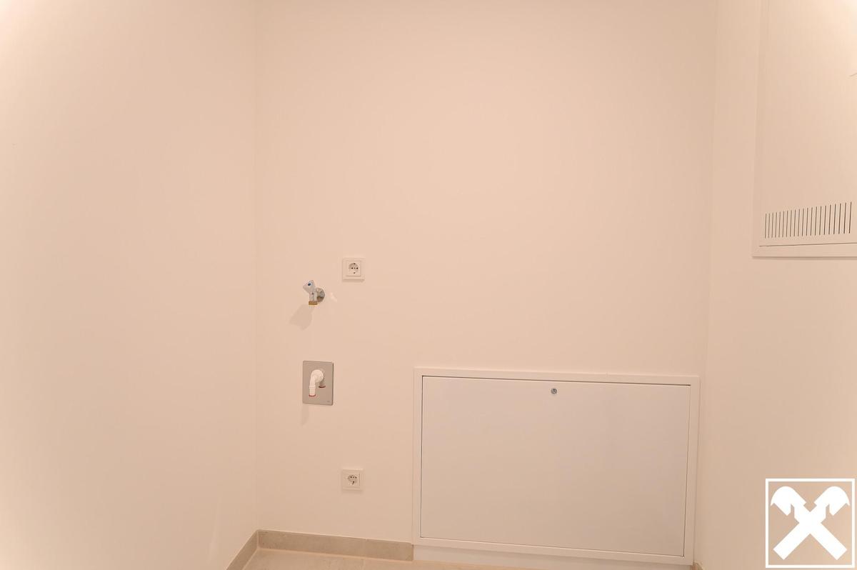 Wirtschaftsraum mit Waschmaschinenanschluss und Wohnungstech