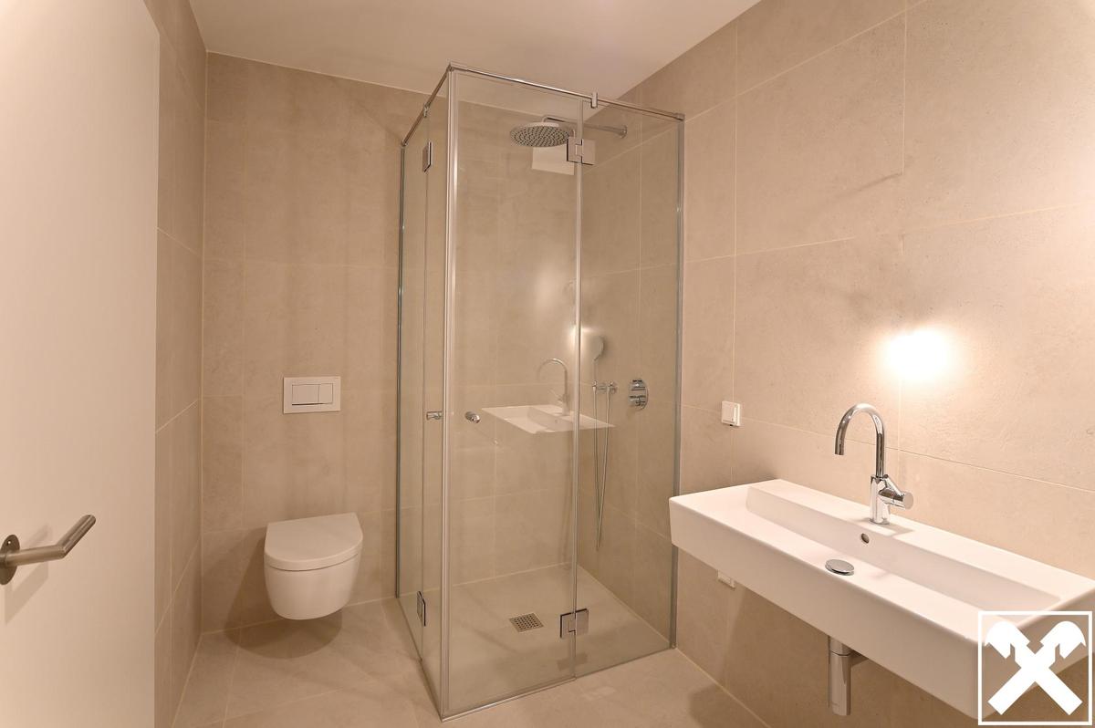 Badezimmer Schlafzimmer 1 mit Wanne, Dusche und Toilette