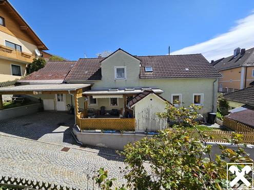 Kleines Markthaus mit Carport und kleinem Garten