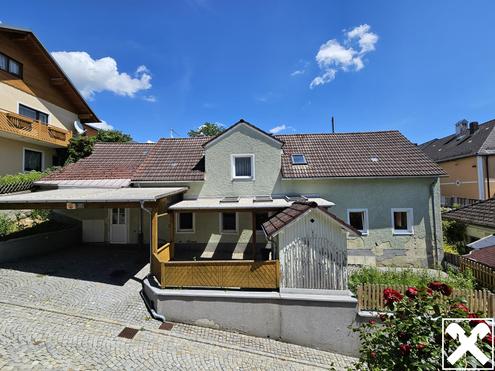 Kleines Markthaus mit Carport und kleinem Garten