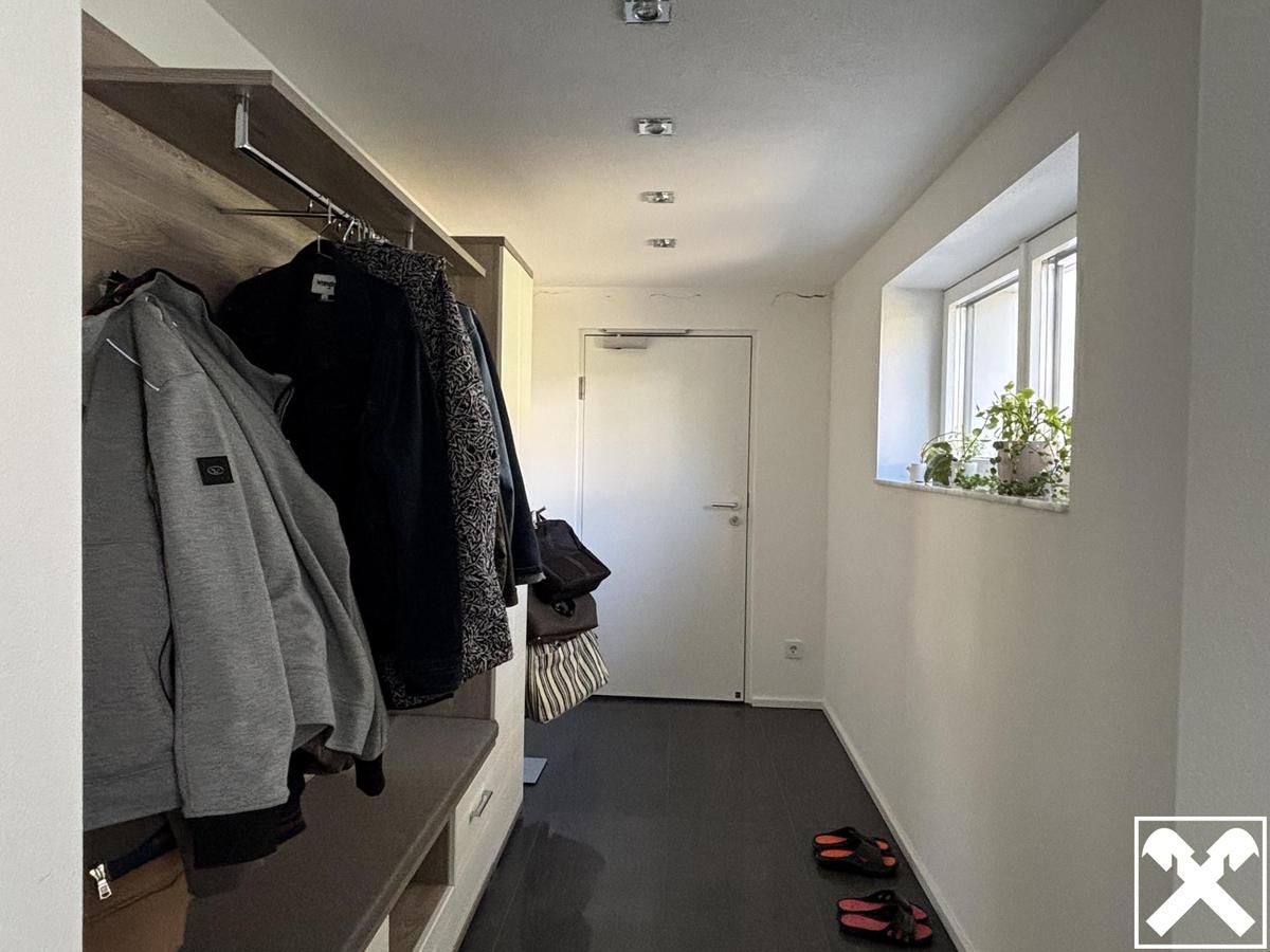 Garderobe nach Schmutzschleuse von Garage in Wohnhaus