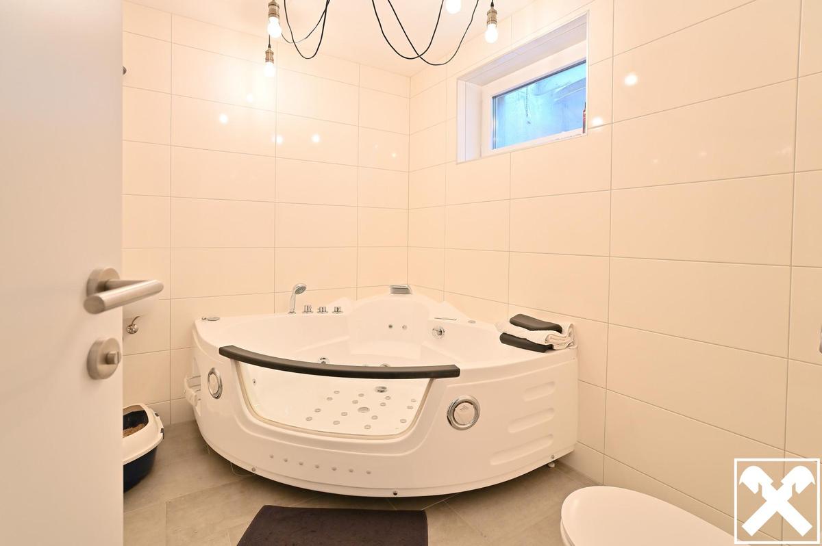 Wellness-Wanne und WC Kellerebene