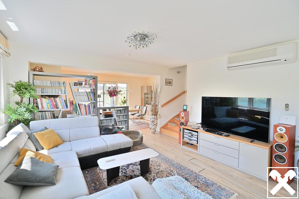 Wohnzimmer mit Blickrichtung Essbereich und Aufgang OG