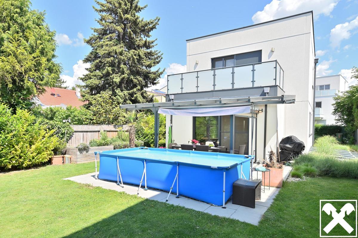 Hausansicht von Garten rechts
