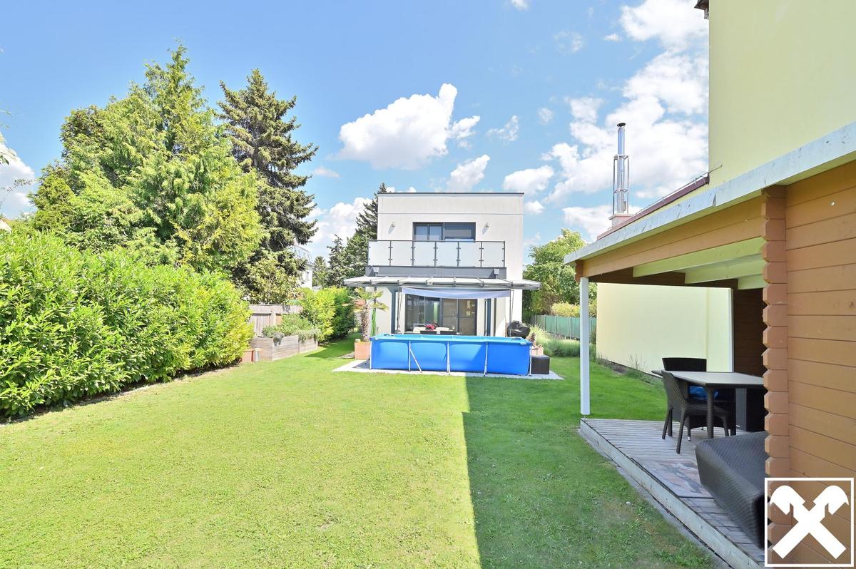 Haus Blickrichtung von Gartenh�uschen