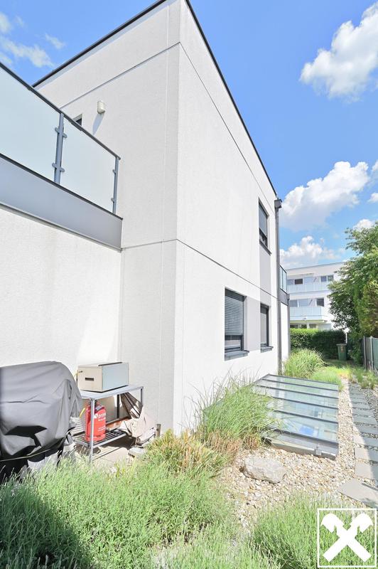 Seitenansicht von Garten aus rechts, mit Oberlicht ausgebaut