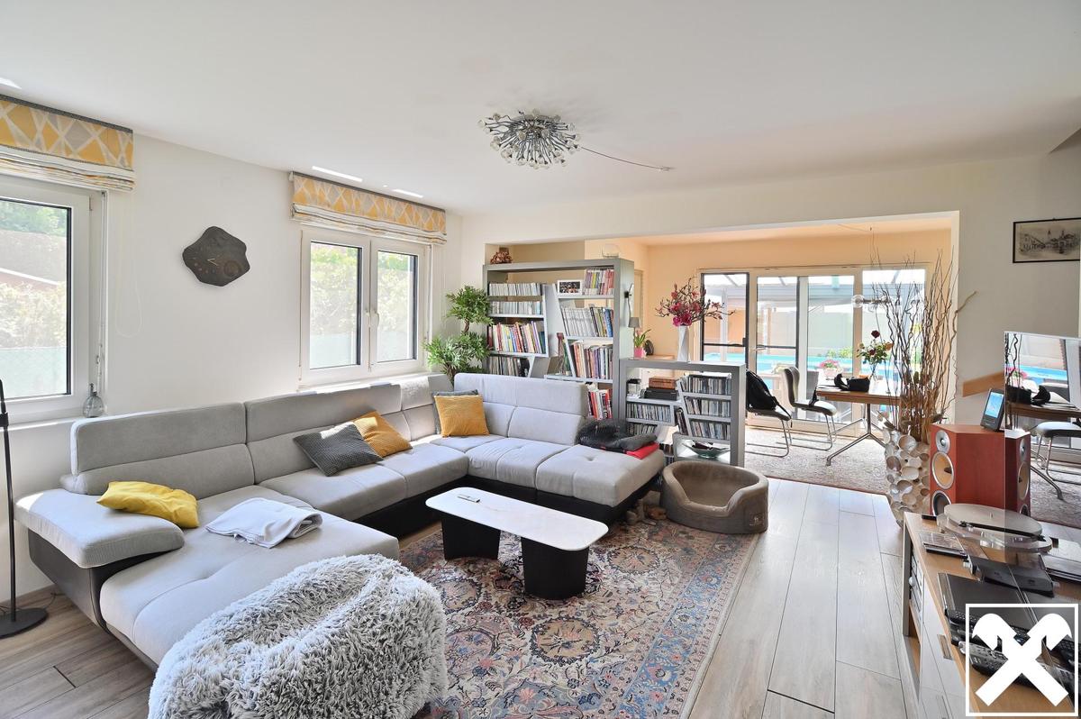 Wohnzimmer mit Blickrichtung Essbereich und Gartenterrasse