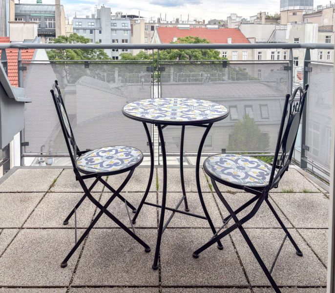 Schöne Dachgeschoßwohnung mit Balkon und Terrasse in guter Lage