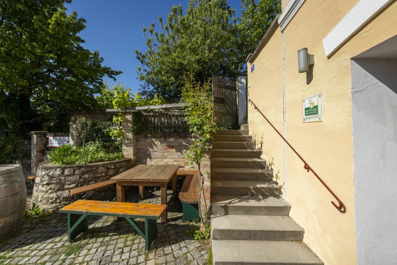 Traumhaftes Einfamilienhaus mit Vinothek im Herzen des Weinviertels /  / 2162 Falkenstein / Bild 1