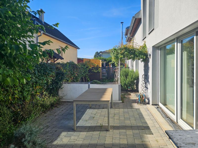 Charmante Doppelhaushlfte mit Garten und Terrasse in ruhiger Siedlungslage /  / 2320 Schwechat / Bild 1
