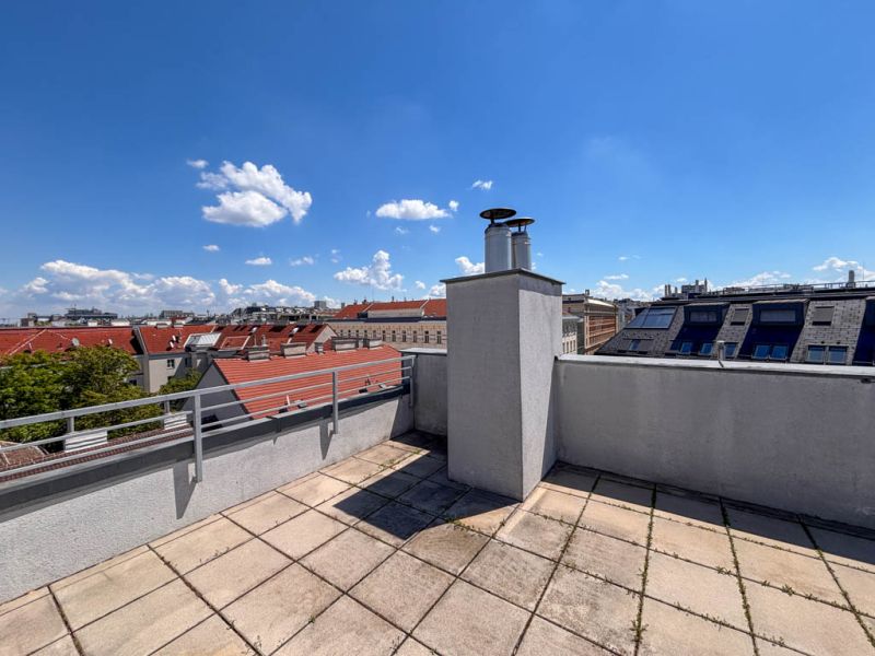 Helle Dachgeschosswohnung mit 3 Schlafzimmern, Kamin & Dachterrasse