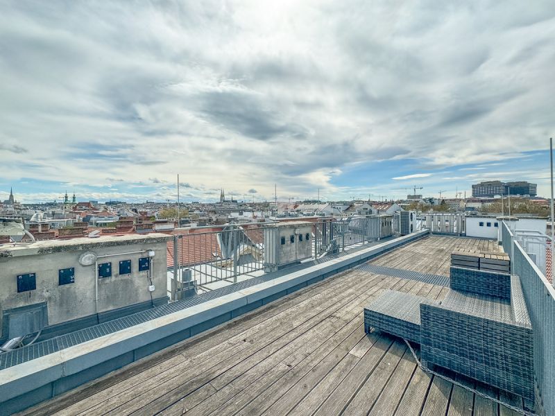 Nhe Servitenviertel: Atemberaubende Dachgeschowohnung in bester Wohnlage